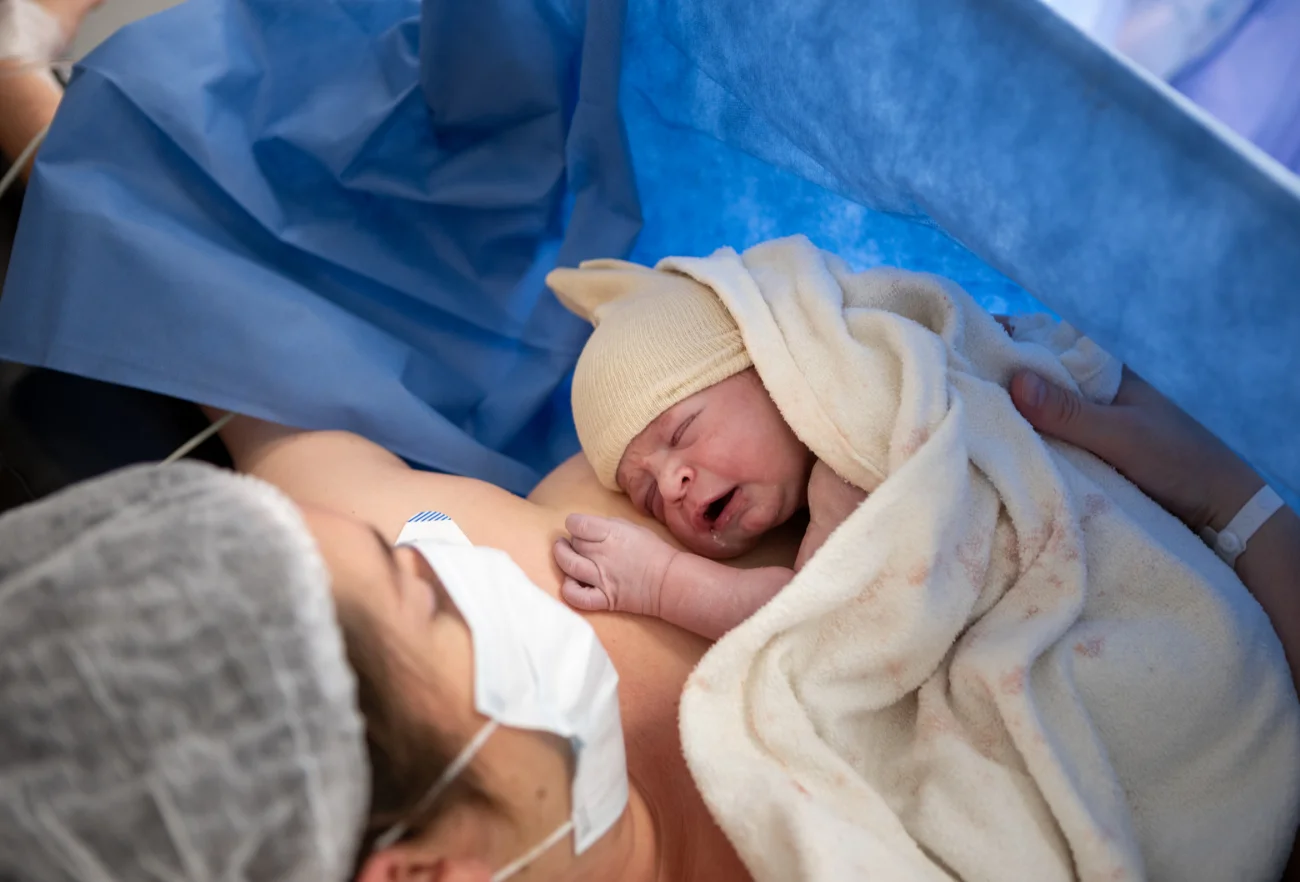 Nouveau-né accueilli sur sa mère juste après la naissance