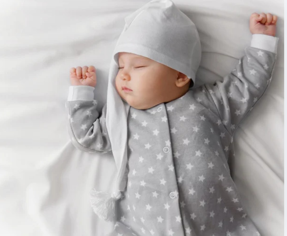 Bébé paisiblement endormi, pendant une garde de nuit à domicile