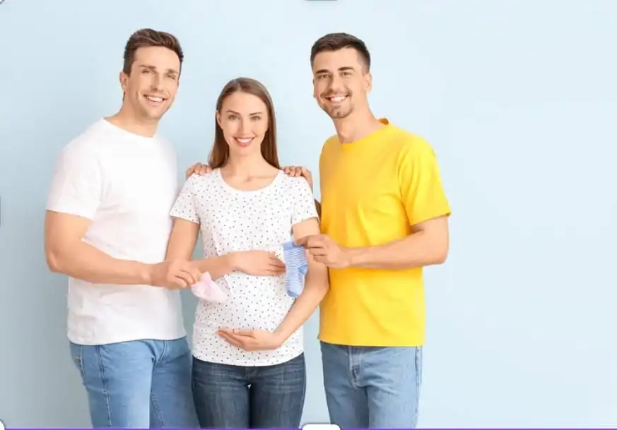 Couple de papas accompagné dans leur parcours d'accueil de bébé