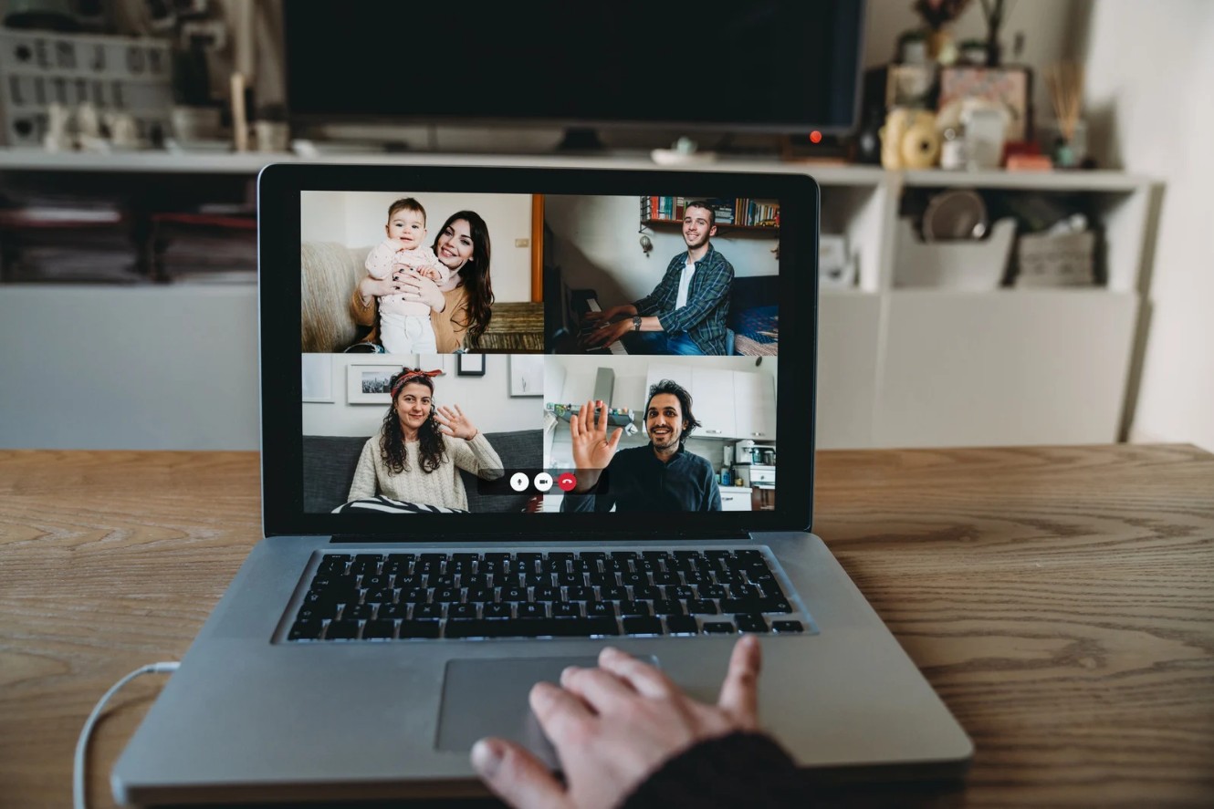Une famille en visioconférence, pour rester en lien avec l'équipe médicale ou avec Séverine à distance