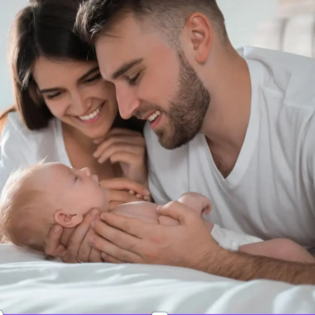 Couple partageant un moment tendre avec bébé