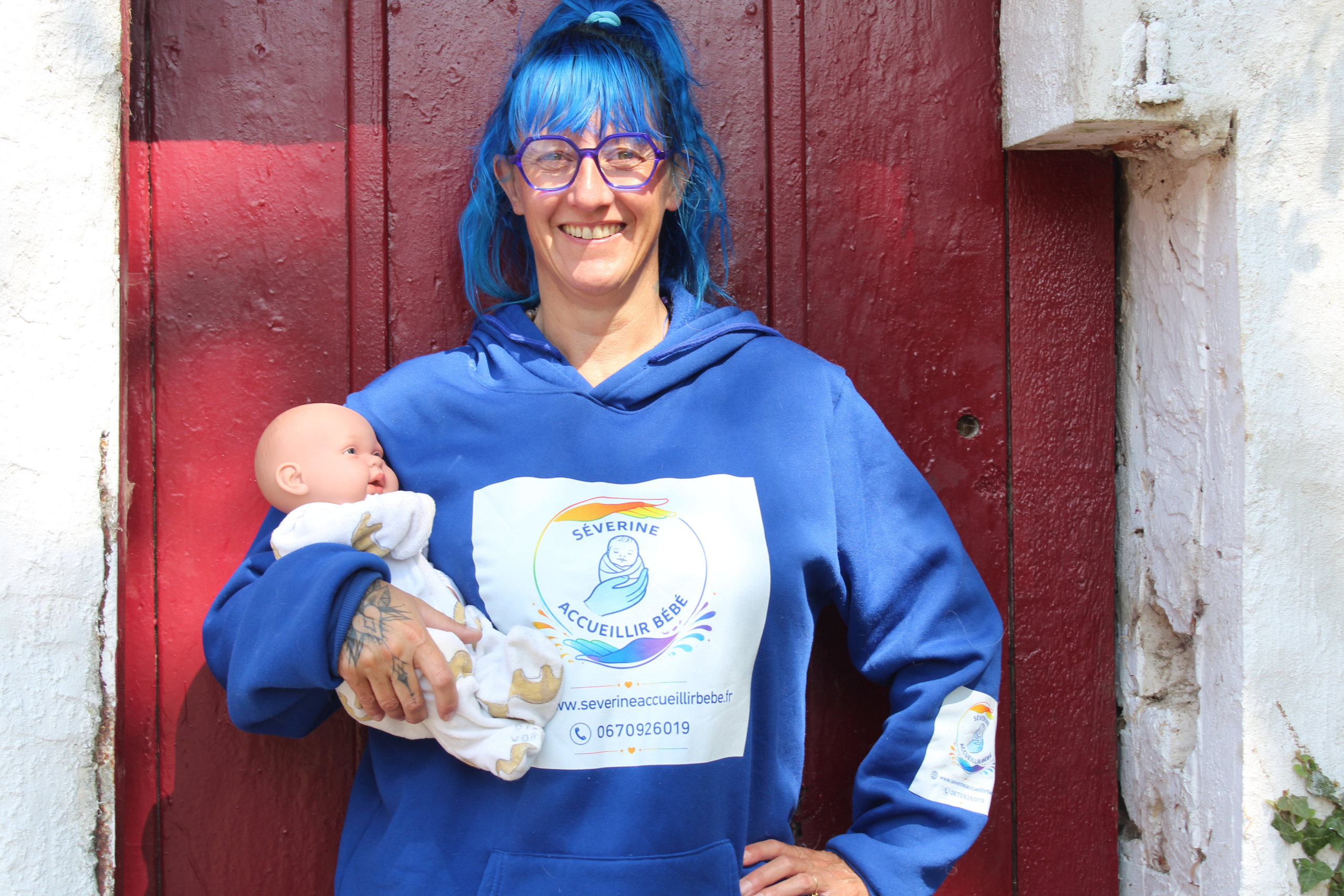Séverine tient un bébé Reborn, la poupée réaliste utilisée pendant ses ateliers pratiques