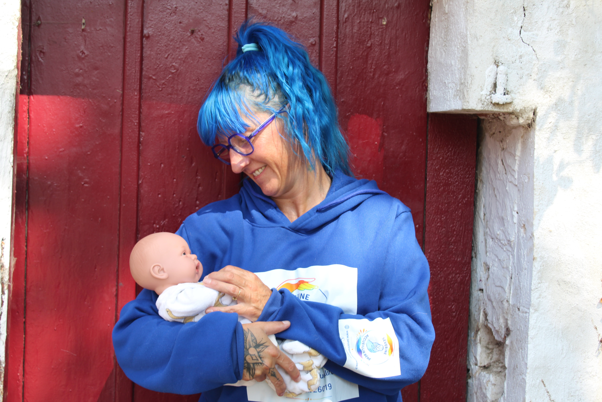 Séverine avec un bébé Reborn, utilisé lors de ses ateliers pratiques.