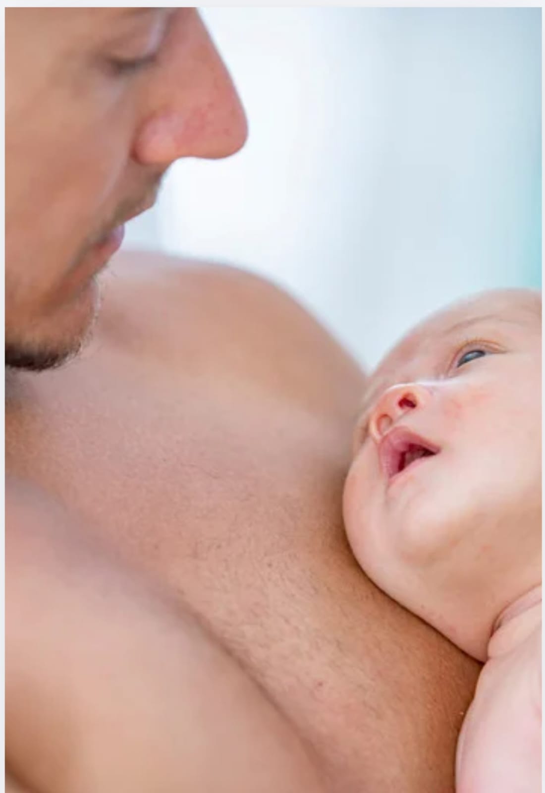 Un parent en peau à peau avec son nouveau-né juste après la naissance