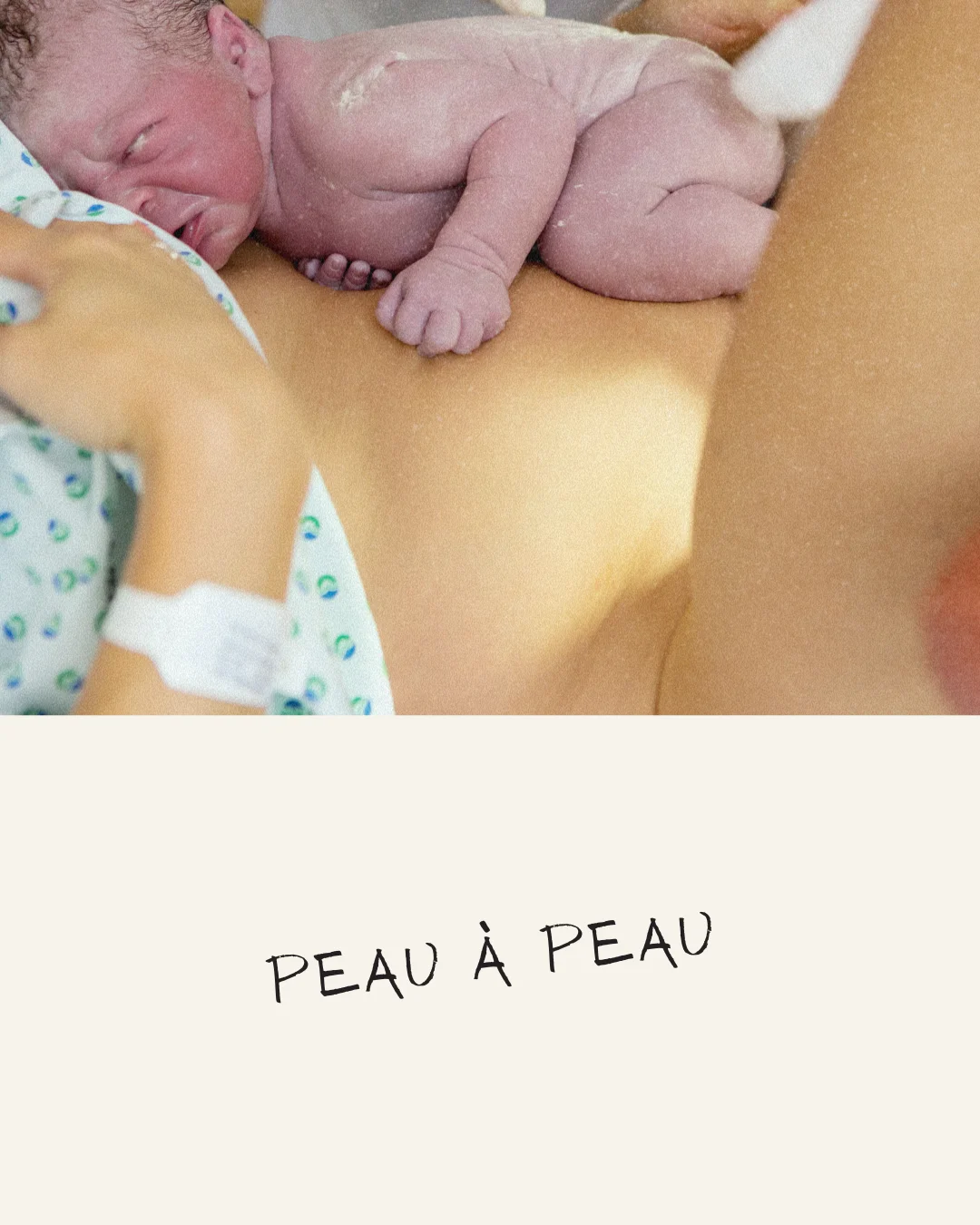 Peau à peau entre un parent et son bébé