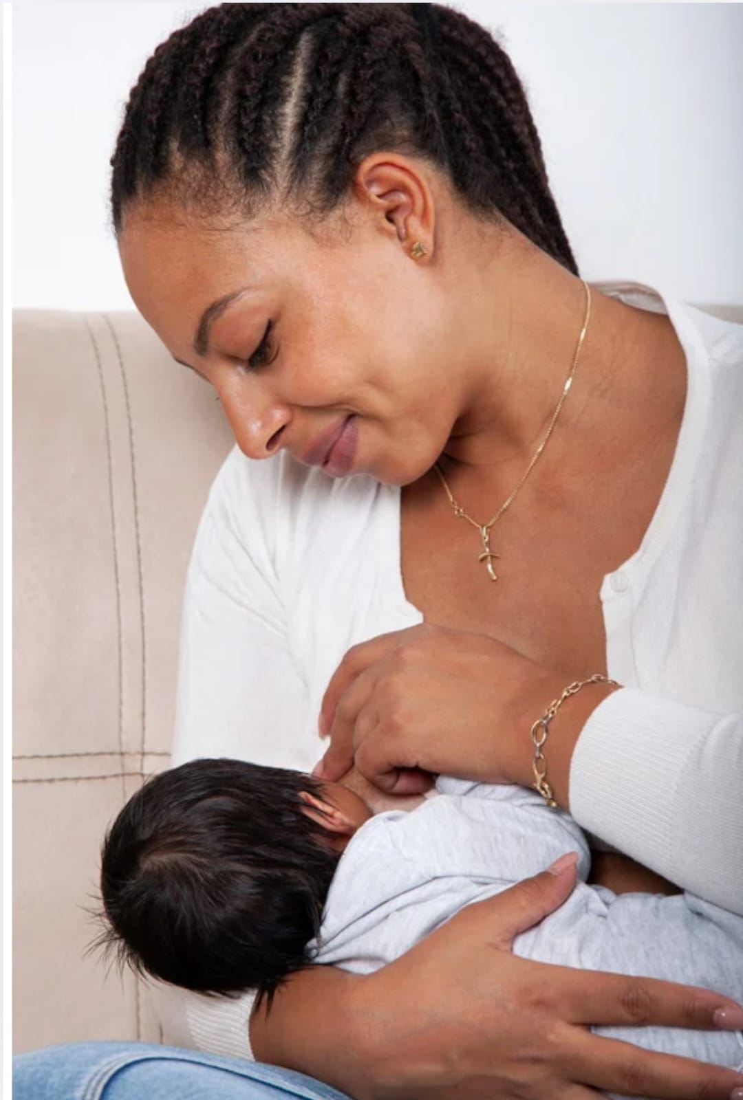 Une maman allaite son nouveau-né, assise confortablement