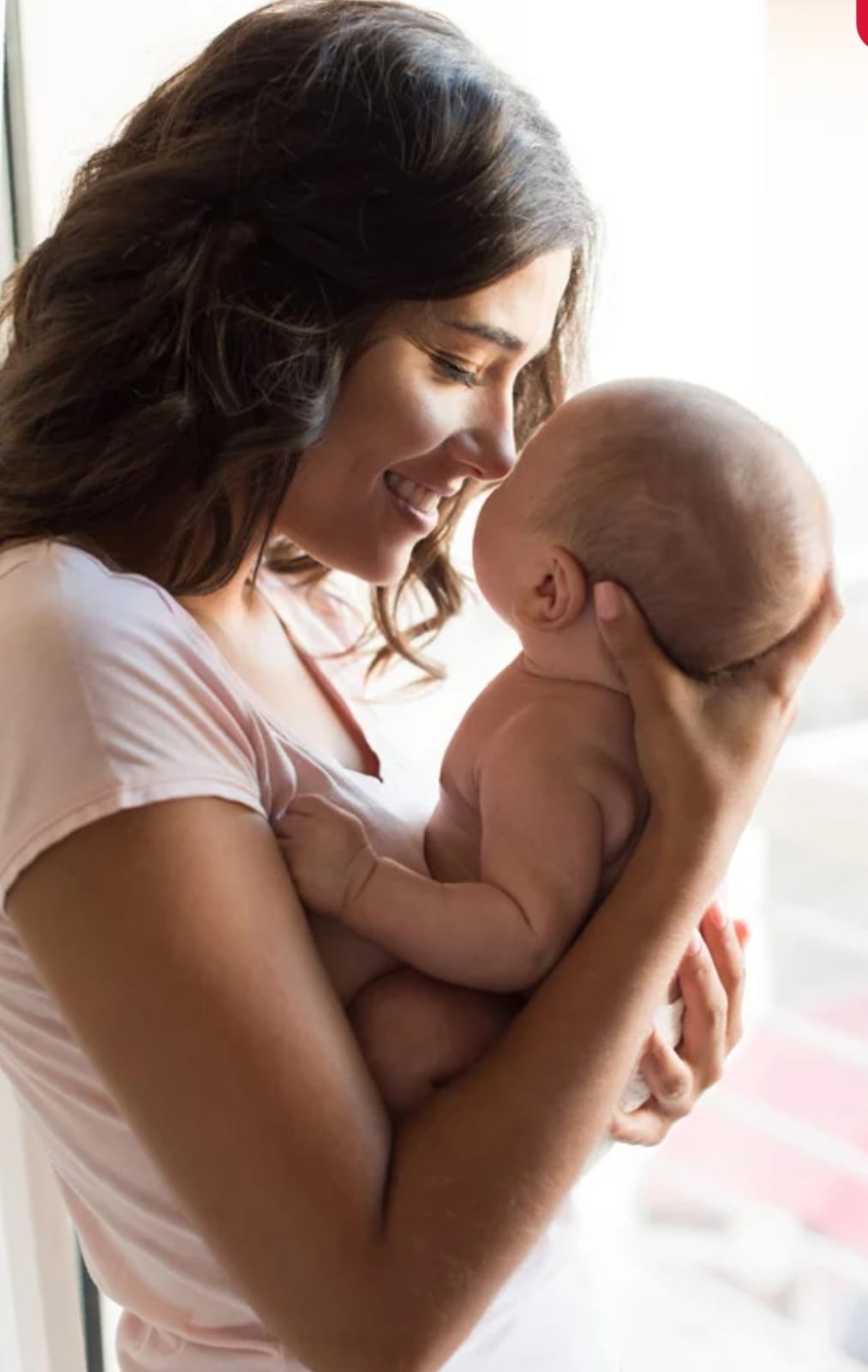 Maman seule tenant tendrement son bébé